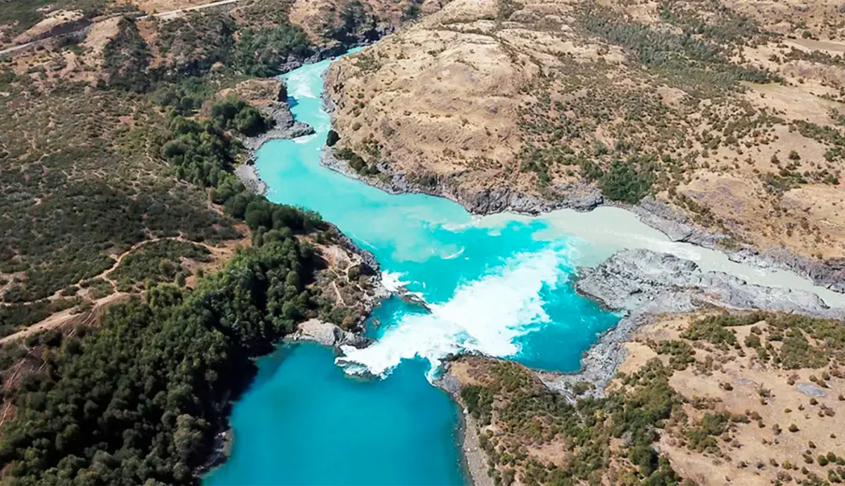 Confluencia del Río Baker y Río Neff en la Carretera Austral, Patagonia chilena. Confluencia del Río Baker y Río Neff en la Carretera Austral, Patagonia chilena.