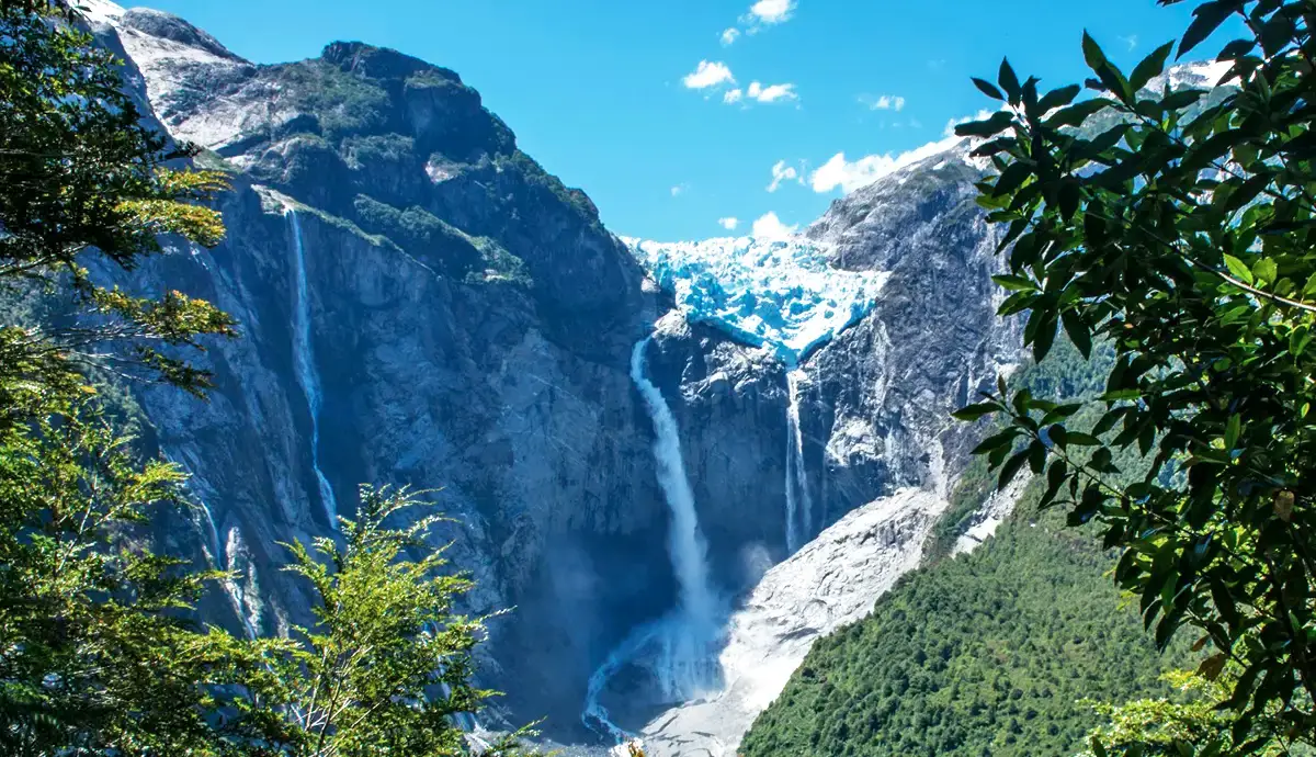 Mirador del Ventisquero Colgante en el Parque Nacional Queulat, Carretera Austral Norte. Mirador del Ventisquero Colgante en el Parque Nacional Queulat, Carretera Austral Norte.