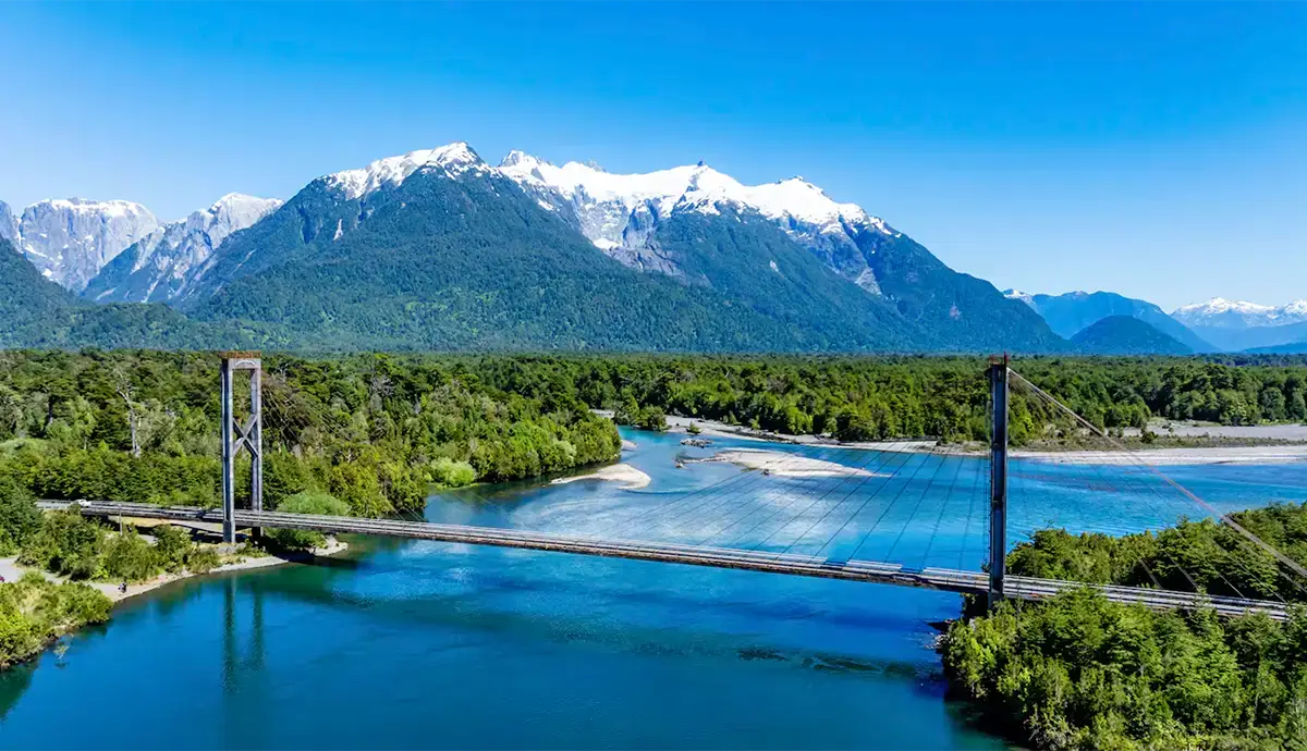 Puente Río Yelcho en la desembocadura del Lago Yelcho, Carretera Austral. Puente Río Yelcho en la desembocadura del Lago Yelcho, Carretera Austral.